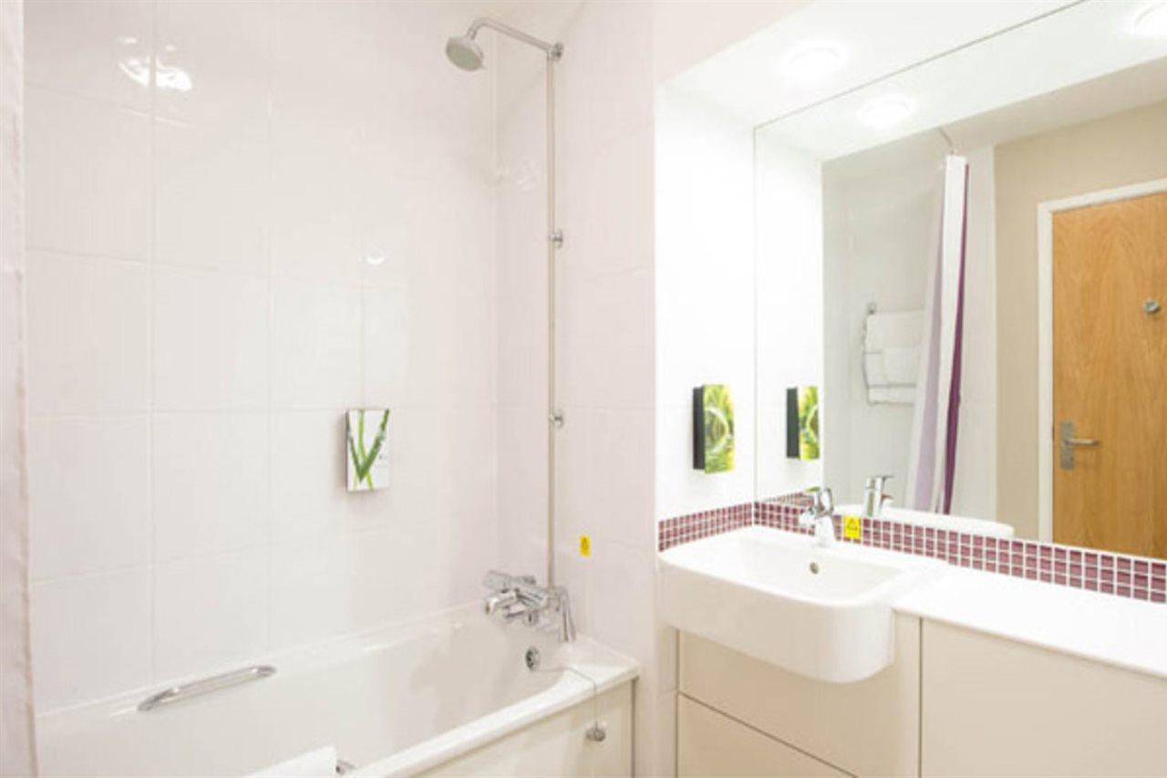 Premier Inn Liverpool John Lennon Airport Speke Exteriör bild